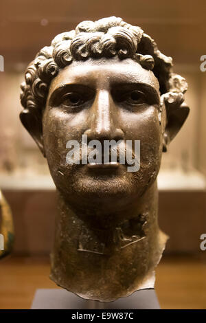Testa in bronzo di Imperatore Adriano trovato nel fiume Tamigi, a Londra nel 1834, il British Museum di Londra, Regno Unito. Foto Stock