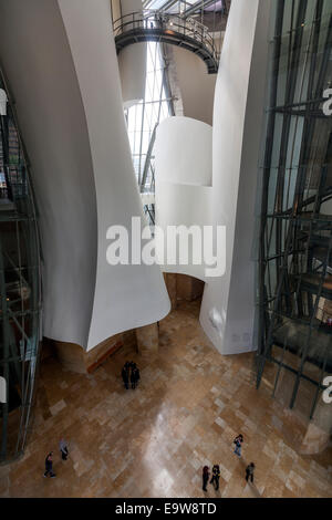 Interno del Museo Guggenheim Bilbao progettato da Canadian-American architetto Frank Gehry, Foto Stock