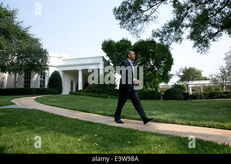 Il presidente Barack Obama passeggiate sul podio del South Lawn della Casa Bianca per fornire una dichiarazione sull'Iraq, e il Agosto 9, 2014. Foto Stock