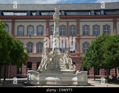 St George's Fontana Kornmarkt Trier superiore Valle del Mosel Germania Foto Stock