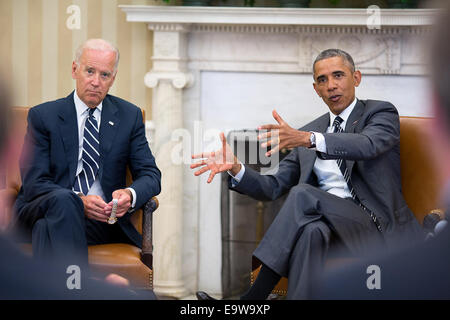 Il presidente Barack Obama gesti durante un incontro con il Vice Presidente Joe Biden all Ufficio Ovale, Agosto 27, 2014. Ph Foto Stock