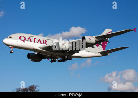 Qatar Airways Airbus A380-800 approcci pista 27L all'Aeroporto di Londra Heathrow. Foto Stock