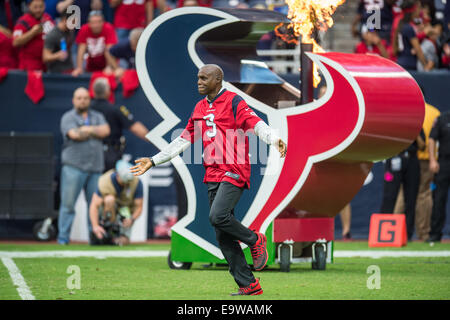 Houston, Texas, Stati Uniti d'America. 2° Nov, 2014. Pista olimpica e campo medaglia d'oro Carl Lewis entra nel campo come il capitano onorario prima di un gioco di NFL tra Houston Texans e Philadelphia Eagles a NRG Stadium di Houston, TX il 2 novembre 2014. Gli Eagles ha vinto il gioco 31-21. Credito: Trask Smith/ZUMA filo/Alamy Live News Foto Stock