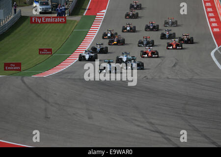 Di Austin in Texas, Stati Uniti d'America. 02Nov, 2014. Campionato del Mondo di Formula Uno FIA 2014, il Gran Premio degli Stati Uniti. Nico Rosberg da Mercedes AMG Petronas F1 team conduce gara iniziare lungo il rettilineo di avvio, inseguiti disco da Lewis Hamilton Credito: Azione Sport Plus/Alamy Live News Foto Stock