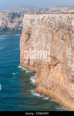 Riva scogliera di Capo San Vincenzo, il punto southwesternmost in Portogallo. Foto Stock