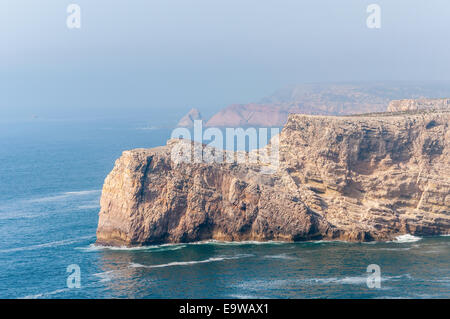 Riva scogliera di Capo San Vincenzo, il punto southwesternmost in Portogallo. Foto Stock