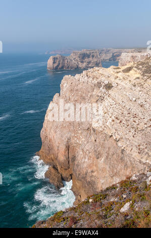 Riva scogliera di Capo San Vincenzo, il punto southwesternmost in Portogallo. Foto Stock