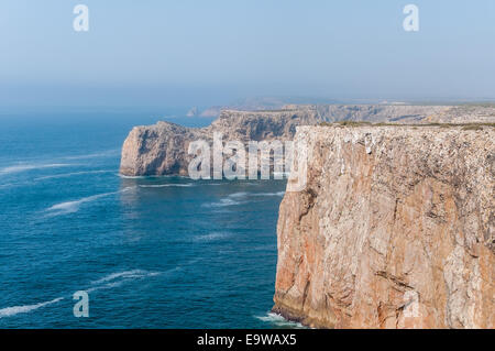 Riva scogliera di Capo San Vincenzo, il punto southwesternmost in Portogallo. Foto Stock