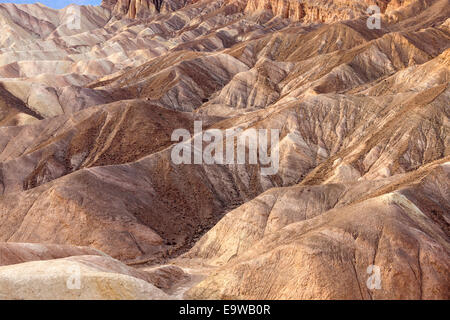 Una veduta aerea del badlands da Manly Beacon guglia, Parco Nazionale della Valle della Morte Foto Stock