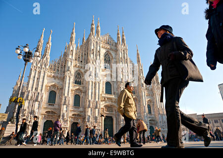 I turisti in Piazza Duomo su dicembre 11, 2009 di Milano, Italia. Foto Stock