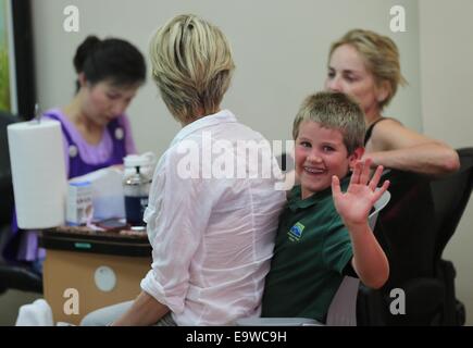 Sharon Stone visiti la Beverly Hills Nail Design con suo figlio Quinn Kelly pietra per una manicure e pedicure con: Sharon Stone,Quinn Kelly Stone,Kelly pietra dove: Los Angeles, California, Stati Uniti quando: 30 Apr 2014 Foto Stock