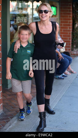 Sharon Stone visiti la Beverly Hills Nail Design con suo figlio Quinn Kelly pietra per una manicure e pedicure con: Sharon Stone,Quinn Kelly pietra dove: Los Angeles, California, Stati Uniti quando: 30 Apr 2014 Foto Stock