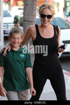 Sharon Stone visiti la Beverly Hills Nail Design con suo figlio Quinn Kelly pietra per una manicure e pedicure con: Sharon Stone,Quinn Kelly pietra dove: Los Angeles, California, Stati Uniti quando: 30 Apr 2014 Foto Stock