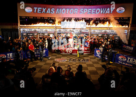 Ft. Vale la pena, TX, Stati Uniti d'America. 2° Nov, 2014. Ft. Vale la pena, TX - Nov 02, 2014: Jimmie Johnson (48) vince la AAA TEXAS 500 al Texas Motor Speedway in Ft. Vale la pena, TX. Credito: csm/Alamy Live News Foto Stock