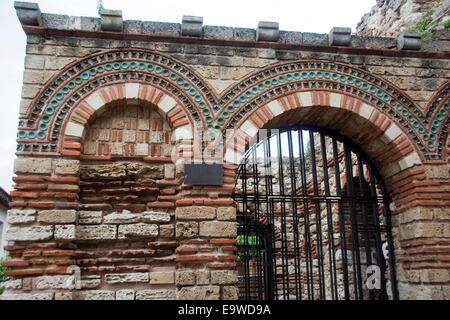 La Chiesa dei Santi Arcangeli Michele e Gabriele nella parte orientale della città bulgara di Nesebar (Mesembria medievale), Bulgaria. Foto Stock