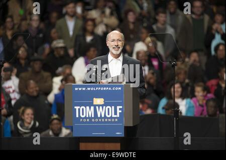 Philadelphia, Pennsylvania, USA. 2° Nov, 2014. TOM WOLF, candidato per il Governatore della Pennsylvania introduce il presidente Obama a Liacouras Center presso la Temple University. Credito: Ricky Fitchett/ZUMA filo/Alamy Live News Foto Stock