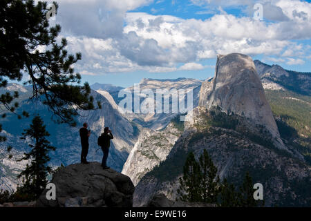 Parco Nazionale di Yosemite dal punto ghiacciaio si affacciano con mezza cupola a destra. Foto Stock