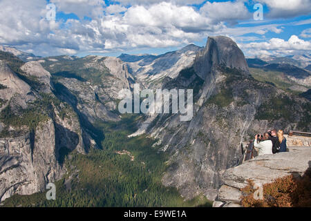 Parco Nazionale di Yosemite con turisti presso il Glacier Point si affacciano la visualizzazione di mezza cupola a destra. Foto Stock