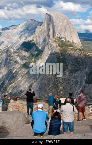 Parco Nazionale di Yosemite con turisti presso il Glacier Point si affacciano la visualizzazione di mezza cupola. Foto Stock