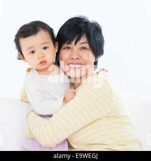 Famiglia asiatica ritratto, la nonna e la nipote vivente interni stile di vita a casa. Foto Stock