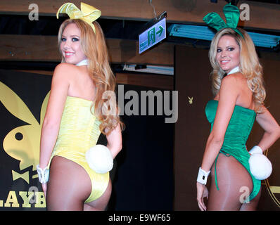 Playboy 's conigliette Beth Williams e Tiffany Toth arriva a Taipei per il sessantesimo anniversario di Playboy in TaipeiNovember, 2014. © foto superiore Corporation/Alamy Live News Foto Stock