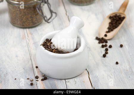 Pepe macinato in un mortaio Foto Stock