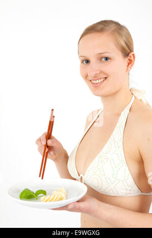 Giovane donna prende un estremamente piccola porzione di cibo Foto Stock