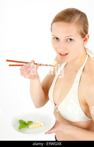 Giovane donna prende un estremamente piccola porzione di cibo Foto Stock