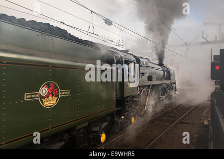 Motore a vapore treno Oliver Cromwell (BR Classe 7MT 4-6-2 n. 70013) lasciando la stazione di Kings Cross per un viaggio di andata e ritorno a Scarborough Foto Stock