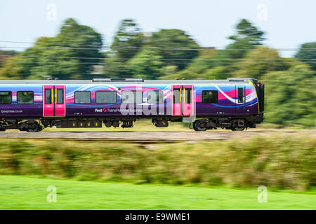 Primo TransPennine Express treno sulla linea principale della costa occidentale vicino a Garstang Lancashire Foto Stock