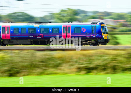 Primo TransPennine Express treno sulla linea principale della costa occidentale vicino a Garstang Lancashire Foto Stock