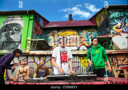 DJ divertente su Laugavegur a Reykjavik, Islanda. Foto Stock