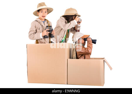 Gruppo di bambini in una scatola di cartone la riproduzione di safari Foto Stock