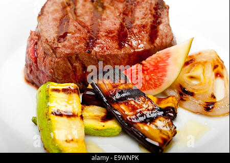 Grigliate di carni fresche bovine filet mignon e verdure Foto Stock