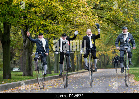 Velocipedists, uomini sulla storica bici e in costume, mostrato durante il miglio di Praga evento organizzato dal club ceco di velocipedists a Praga, Repubblica Ceca, 1 novembre 2014. (CTK foto/Vit Simanek) Foto Stock