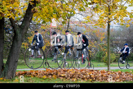 Velocipedists, uomini sulla storica bici e in costume, mostrato durante il miglio di Praga evento organizzato dal club ceco di velocipedists a Praga, Repubblica Ceca, 1 novembre 2014. (CTK foto/Vit Simanek) Foto Stock