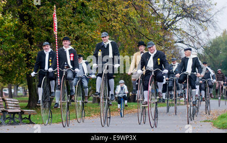 Velocipedists, uomini sulla storica bici e in costume, mostrato durante il miglio di Praga evento organizzato dal club ceco di velocipedists a Praga, Repubblica Ceca, 1 novembre 2014. (CTK foto/Vit Simanek) Foto Stock