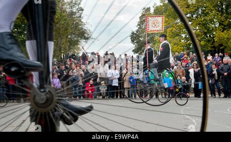 Velocipedists, uomini sulla storica bici e in costume, mostrato durante il miglio di Praga evento organizzato dal club ceco di velocipedists a Praga, Repubblica Ceca, 1 novembre 2014. (CTK foto/Vit Simanek) Foto Stock