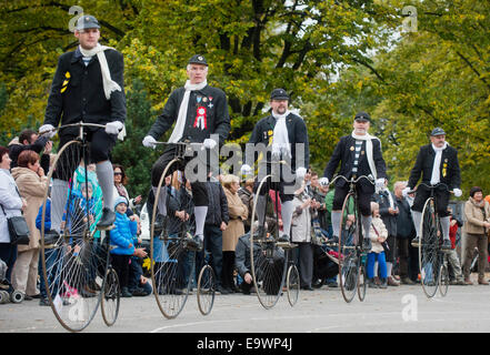 Velocipedists, uomini sulla storica bici e in costume, mostrato durante il miglio di Praga evento organizzato dal club ceco di velocipedists a Praga, Repubblica Ceca, 1 novembre 2014. (CTK foto/Vit Simanek) Foto Stock