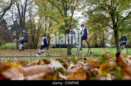 Velocipedists, uomini sulla storica bici e in costume, mostrato durante il miglio di Praga evento organizzato dal club ceco di velocipedists a Praga, Repubblica Ceca, 1 novembre 2014. (CTK foto/Vit Simanek) Foto Stock