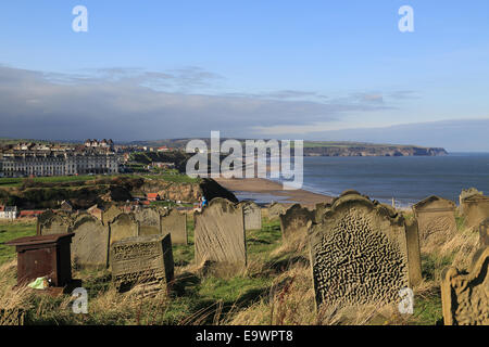 Le lapidi nel sagrato della chiesa di Santa Maria, Abbey Lane, Whitby, North Yorkshire, Inghilterra Foto Stock