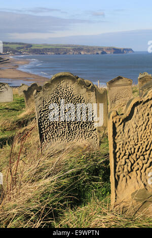 Le lapidi nel sagrato della chiesa di Santa Maria, Abbey Lane, Whitby, North Yorkshire, Inghilterra Foto Stock