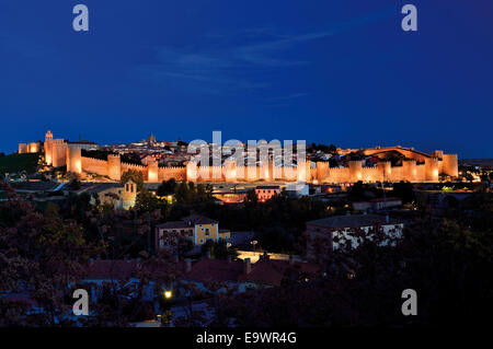 Spagna, Castilla-León: vista notturna delle mura del borgo medievale e la storica città Ávila Foto Stock