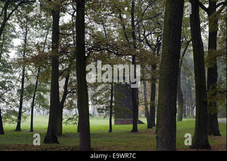 Ottobre 17, 2014 - Auschwitz e Birkenau, Polonia - Auschwitz e Birkenau campi di concentramento edifici sono tuttora circondata da filo spinato e un look out tower. © Hans Van Rhoon/ZUMA filo/ZUMAPRESS.com/Alamy Live News Foto Stock