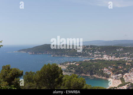Vista dell'oceano e Calella de Palafrugell da El lontano ristorante, palafrugell, Spagna Foto Stock
