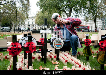 Westminster, Londra, Regno Unito. 3 Novembre, 2014. British Legion volontari iniziare a piantare le croci sul campo del ricordo presso l Abbazia di Westminster precedendo il giorno dell'Armistizio commemorazioni per ricordare i soldati morti di i conflitti del passato e del presente credito: amer ghazzal/Alamy Live News Foto Stock