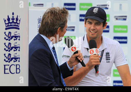 Cricket - Alastair Cook è intervistato da canale cinque di Mark Nicholas dopo Inghilterra vincere una serie di test contro l'India in 2014 Foto Stock