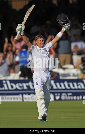 Cricket - Joe radice di Inghilterra punteggio celebra la sua terza prova secolo al Signore Foto Stock