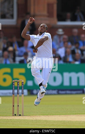 Cricket - Chris Jordan di Inghilterra bocce contro l'India durante la Investec secondo Test match al Signore nel 2014 Foto Stock