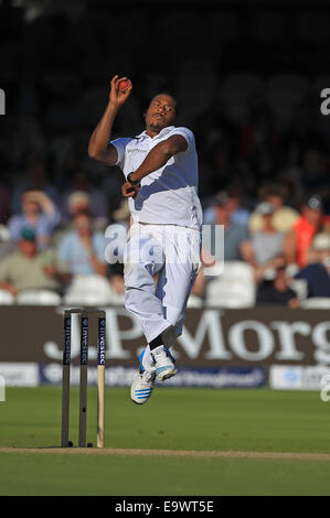 Cricket - Chris Jordan di Inghilterra bocce contro l'India durante la Investec secondo Test match al Signore nel 2014 Foto Stock